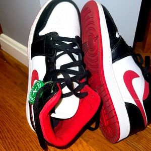 Jordan 1 Gym Red (GS size 7 / women’s size 8.5)